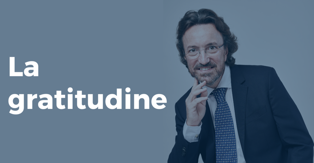 La gratitudine è più di un semplice ringraziamento: è l’effetto di un viaggio interiore che ci porta verso la consapevolezza profonda, la compassione e la comprensione della nostra vera natura, allontanandoci dalla performance, dalla reattività, dalla competizione, ancorandoci nel qui e ora. Così, si riconosce che ogni respiro, ogni suono, ogni sfumatura di colore, ogni emozione, ogni sensazione, ogni sentimento, ogni forma di vita sono parte di un quadro più grande, per quanto intricato e incomprensibile. Che non occorre comprendere.